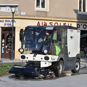 truck-mounted sweeper / for airports