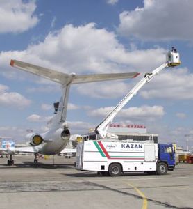 aircraft de-icing vehicle