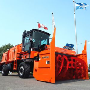 self-propelled snow blower / for runways