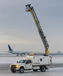 aircraft de-icing vehicle