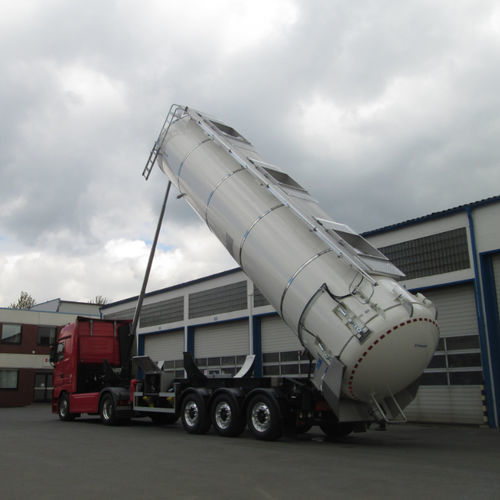 Self-propelled refueller - SCHRADER T+A FAHRZEUGBAU GMBH & CO. KG - with lift platform / for airport