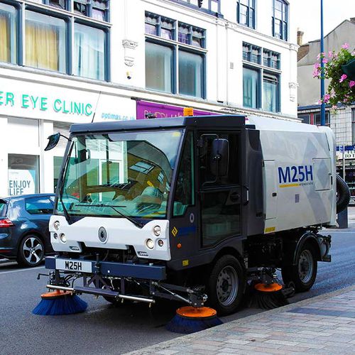 Airport sweeper - M25H - Scarab Sweepers Limited - truck-mounted / compact