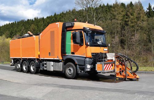 Airport runway cleaning machine - Advanced XL - Winter Grün Markiertechnologie - truck-mounted / for surface cleaning / for rubber removal