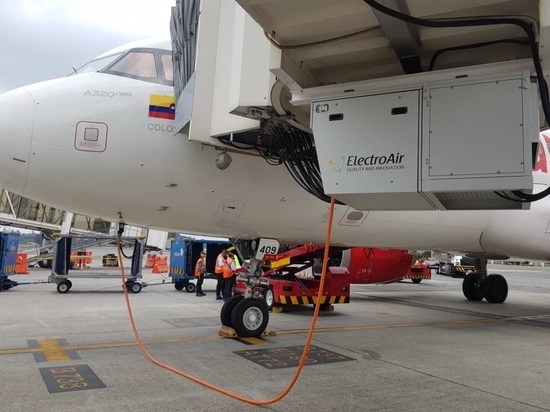 ElectroAir EAC-PBB powering Airbus A320 from under bridge