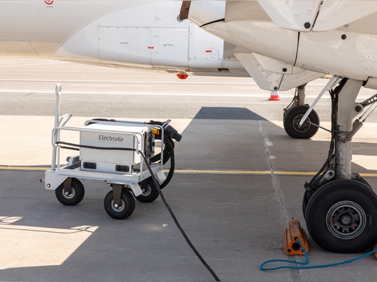 EAR-800M Supplying Power During Aircraft Maintenance