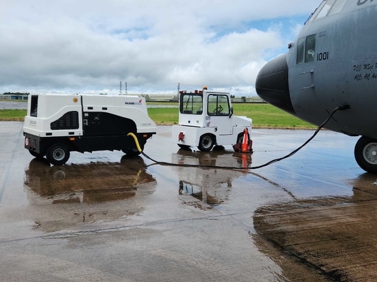 APA-ECO GPU angeschlossen an C-130 Hercules bei Regen