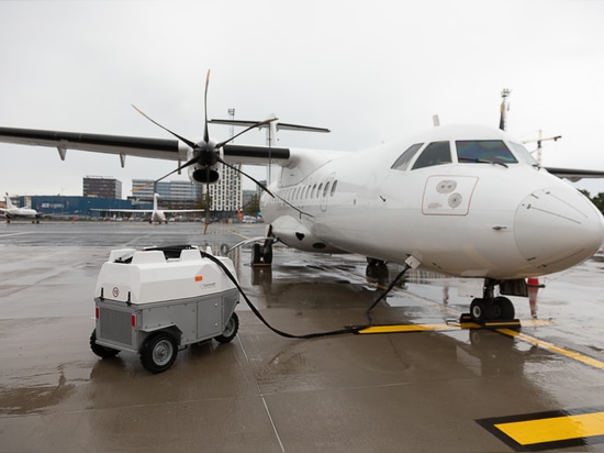 APA-110 versorgt Flugzeug bei Regen auf dem Vorfeld