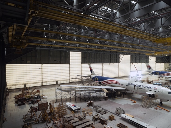 Vertikal anhebbare Gewebetür für Flugzeughangars
