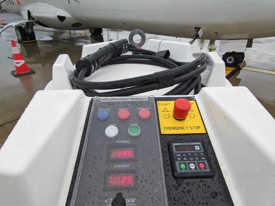 GPU ElectroAir alimentant un avion sous la pluie - fonctionnement sécurisé sous charge