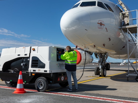 GPU mobile d’ElectroAir alimentant un avion sur le tarmac