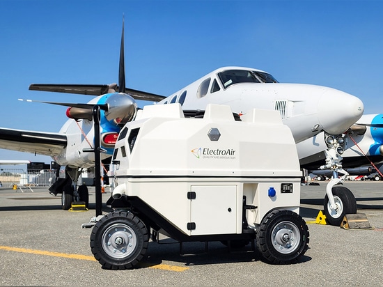Unité d’alimentation diesel (GPU) d’ElectroAir fournissant du courant 400 Hz à un avion bimoteur sur l’aire de trafic
