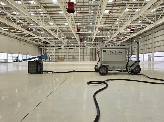 Unità mobile ElectroAir da 400 Hz in funzione all’interno di un hangar MRO.