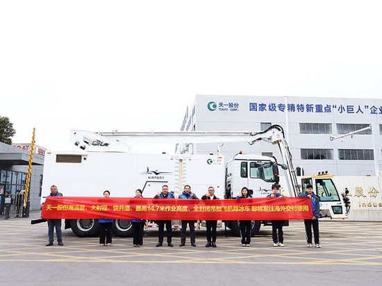 aircraft de-icing vehicle