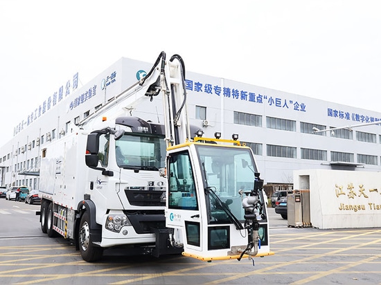 aircraft de-icing vehicle