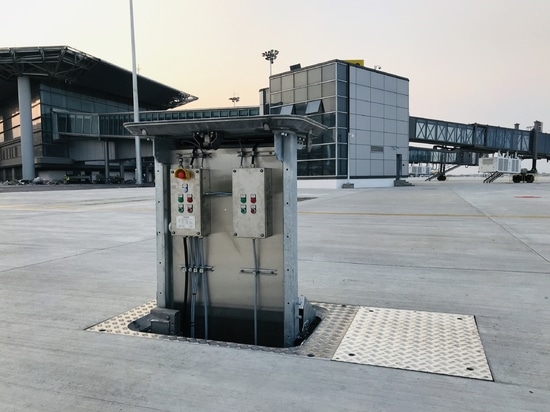 Système PIT à trappe ElectroAir sur l’aire de trafic pour l’alimentation et les services souterrains des aéronefs.