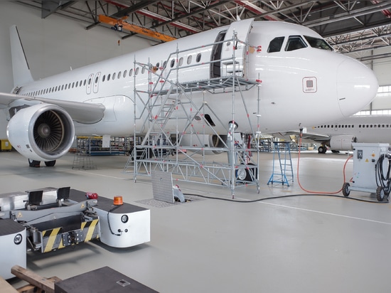 Système PIT ElectroAir intégré au sol du hangar pour l’alimentation 400 Hz des aéronefs en maintenance.