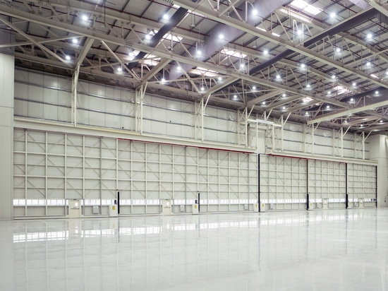 Puerta corredera de hangar