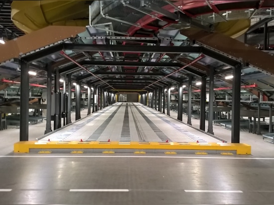 Manual Roller Deck Lane fitted with Crash Barriers and Palletstops