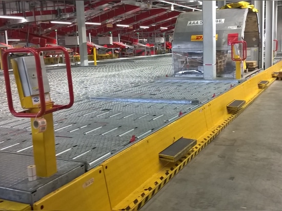 Pont roulant manuel équipé d'un système de pesage intégré et d'une barrière anti-écrasement à rebord de fromage avec marchepied rétractable pour l'opérateur