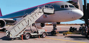 scala di imbarco / semovente / per aereo / per passeggeri