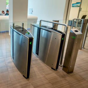 porta di imbarco automatica con lettore di scheda 1