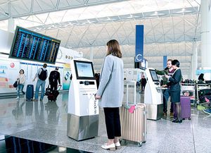 chiosco self check-in con lettore di carte d'imbarco