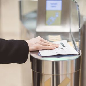 porta di imbarco automatica con lettore biometrico