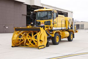 spazzaneve a turbina montato su camion