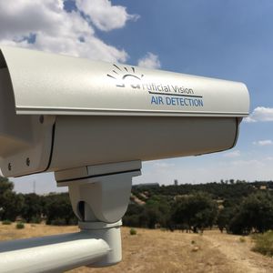 sistema di rilevamento volatili con telecamera di sorveglianza / per aeroporto