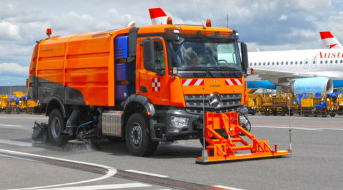 Spazzatrice per aeroporto - PMB 2400 - AEBI SCHMIDT HOLDING AG - su autotelaio / magnetica / ad aspirazione