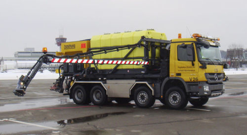 Veicolo di deicing per aeroporto - SDA series - BOSCHUNG AIRPORT DIVISION - spargitore