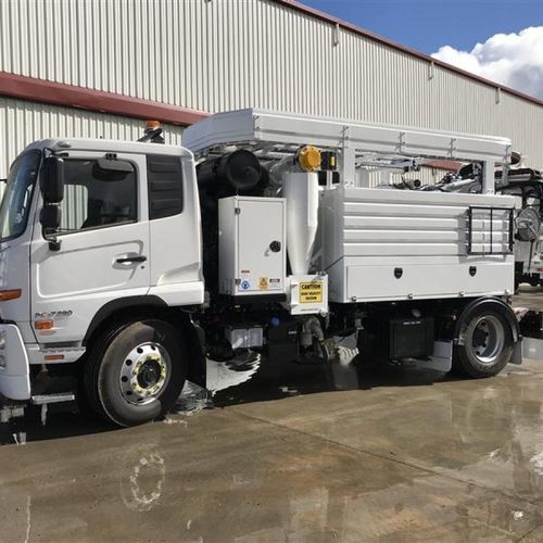 Macchina di pulizia per pista di aeroporto per pista d'aeroporto - FlexLine CM140  - BUCHER MUNICIPAL - montata su camion / per pulizia di superficie