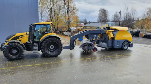 Spazzatrice per pista d'aeroporto - RS 100 "Canuck" - ØVERAASEN AS - uomo a bordo / compatta
