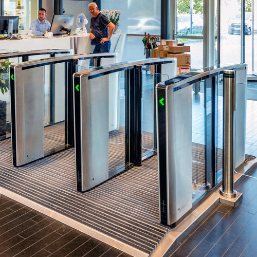 Porta di imbarco automatica con lettore di scheda - Lifeline Swing - Boon Edam - con lettore biometrico / per aeroporto