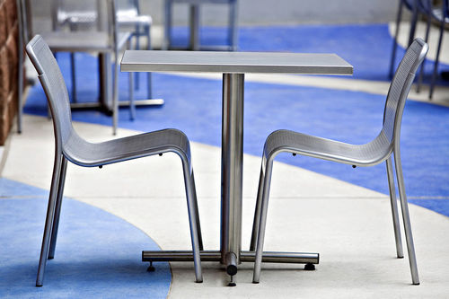Tavolo per aeroporto - Cross  - Forms+Surfaces - in acciaio inossidabile / in raso / in gres