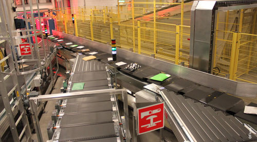Trasportatore a strisce - Fives Intralogistics - portabagagli / con HBS / per aeroporto