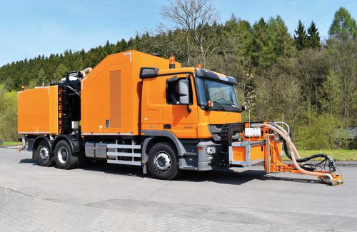 Macchina di pulizia per pista di aeroporto per pista d'aeroporto - Winter Grün Markiertechnologie - montata su camion / per pulizia di superficie / per la rimozione di gomma
