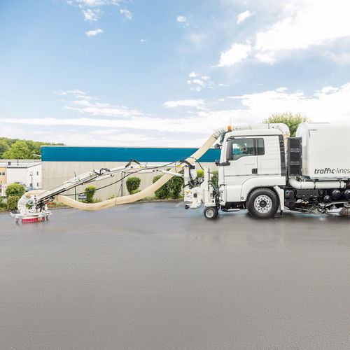 Macchina di pulizia per pista di aeroporto per rimuovere le marcature in punti difficili da raggiungere - twister telescope - Maschinenbau Cernota GmbH & Co. KG - per pista d'aeroporto / montata su camion / per pulizia di superficie