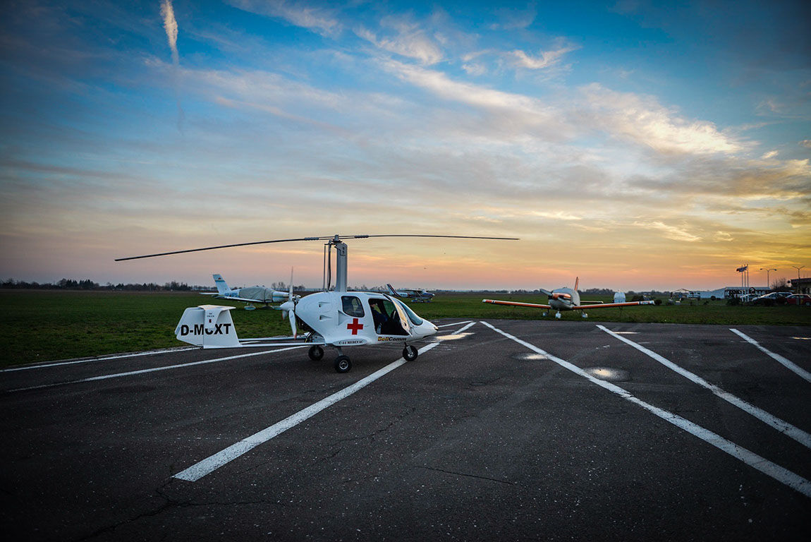 ヘリコプター (エンジン、プロポ付き )ホワイト ヘリコプター 【 飛行試験 エンジンスタート ～ 】Kawasaki