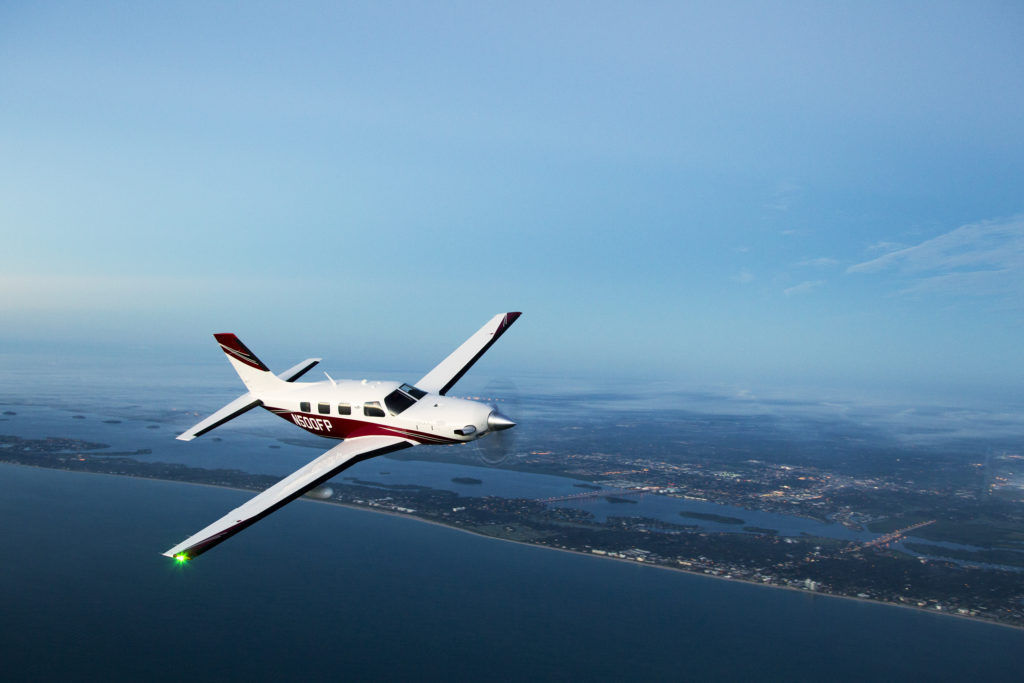 プロペラ 下せる 双発機 飛行機 パイパー