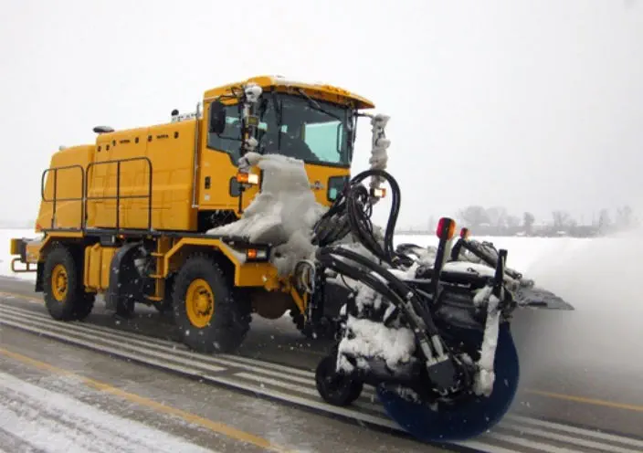 トラックへの取り付け可能除雪機 - H-Series XF Broom - Oshkosh