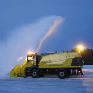 トラックへの取り付け可能除雪機