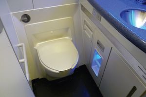 エコノミークラス飛行機用トイレ