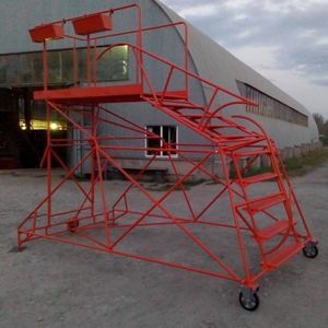 メンテナンス用脚立 1