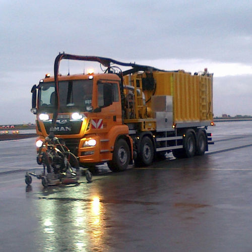 空港滑走路清掃機 - SH8000 - WATERBLASTING TECHNOLOGIES - トラックへの取り付け可能 / 表面洗浄用 / ゴム除去用