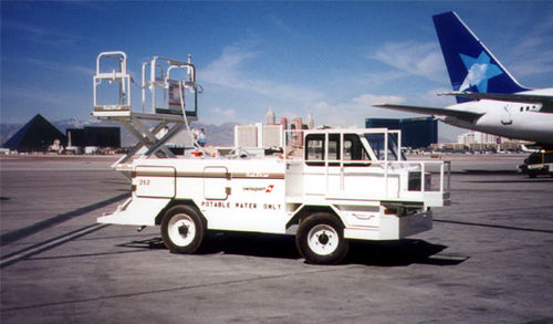 自走式飲料水トラック - APV - Lift-A-Loft Corporation - ボート付 / 空港用