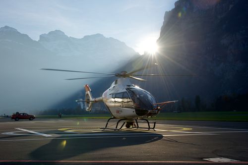 大型ホワイト・レッドヘリコプター airskipper 大型ホワイト・レッド