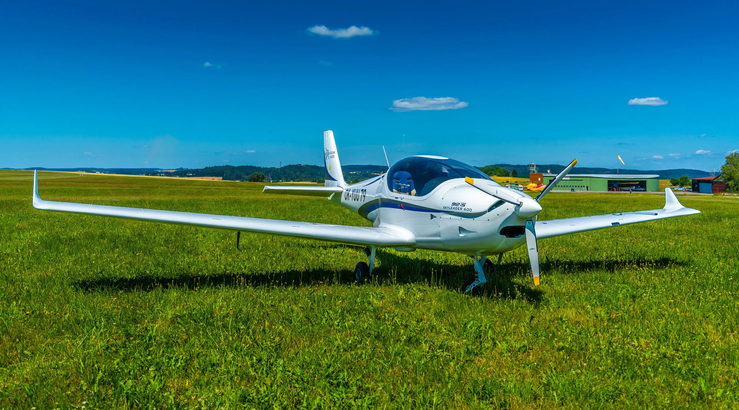 Avião para escola - SKYLEADER 600 - ZALL Jihlavan airplanes