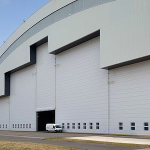portas para hangares articuladas / seccionadas / automáticas / em tecido