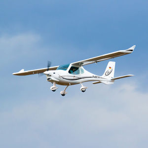 aeronave leve esportiva de 2 lugares / monomotor / com motor de pistões / para escola